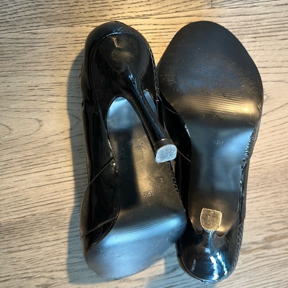 Guess Peep-toe black pump with super cute cut outs! - Picture 5 of 8